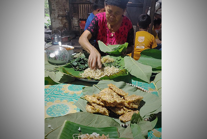 KULINER KHAS: Pecel Mbah Minah teras khas karena disajikan dan makan langsung di dapur atau pawon. (LUKMAN HAKIM/RDR.BLORA)