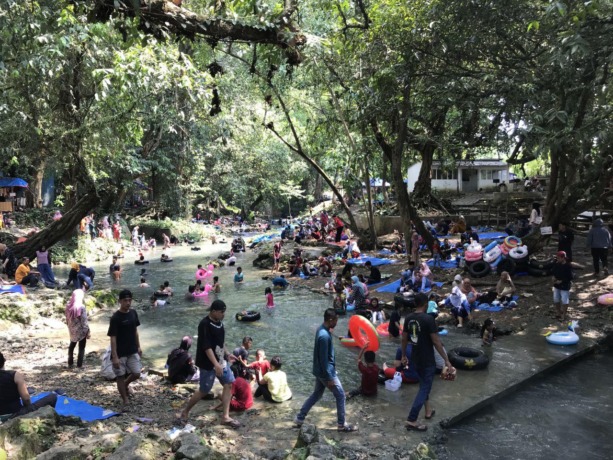 WISATA SUMBER AIR: Pengunjung membludak di Wisata Air Grogolan, Desa Ngunut, kemarin (24/4). Wisata ini tak terlalu jauh dari kawasan perkotaan. (BHAGAS DHANI P/RDR.BJN)