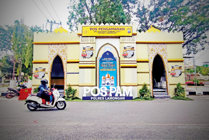 PERSIAPAN: Potret pos pengamanan Lebaran di Alun-Alun Lamongan. (ANJAR DWI PRADIPTA/RDR.LMG)