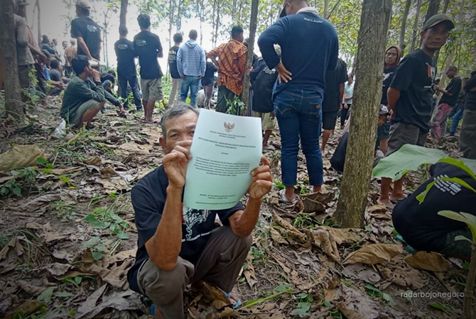 BELUM TUNTAS:  Kelompok tani hutan wilayah Lemah Puteh, Desa Sidomulyo Kecamatan Banjarejo melakukan aksi beberapa waktu lalu. (RAHUL OSCARA DUTA/RDR.BLORA)
