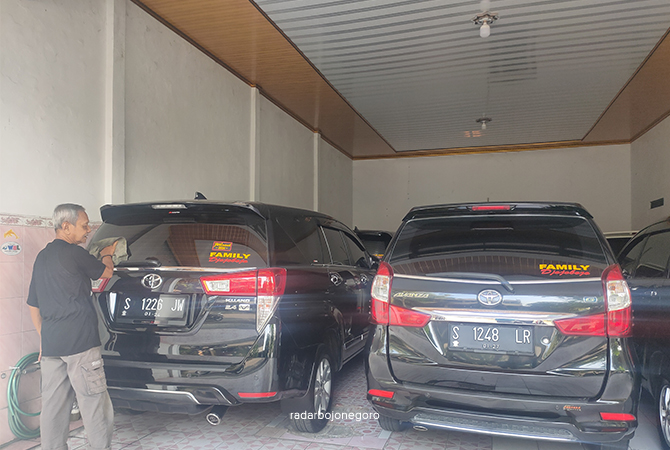 ORDER PENUH: Pengusaha rental mobil kewalahan melayani permintaan konsumen yang ingin menyewa kendaraan untuk berlebaran. (ASIP ALAFI/RDR.LMG)