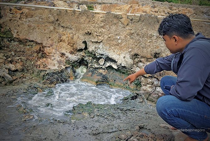 MASIH MENGALIR: Semburan air lumpur berbau belerang di Desa Jari, ini telah dicek. DLH klaim tidak berbahaya. (DHANI WAHYU ALFIANSYAH/RDR.BJN)