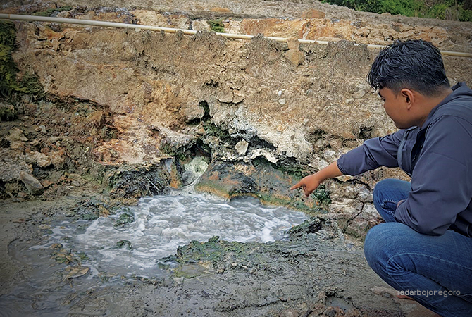 MENGALIR: Semburan air mengalir di lereng-lereng bukit Kramat, Desa Jari, Kecamatan Gondang. Warga khawatir semburan menggenangi sawah. (DHANI WAHYU ALFIANSYAH/RDR.BJN)