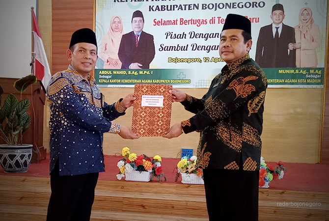 LUKIR JABATAN: Abdul Wahid (kanan) dan Munir saat sertijab kemarin (12/4). Wahid akan prioritas membangun kantor dan sertifikasi halal. (M. IRVAN RAMADHON/RDR.BJN)