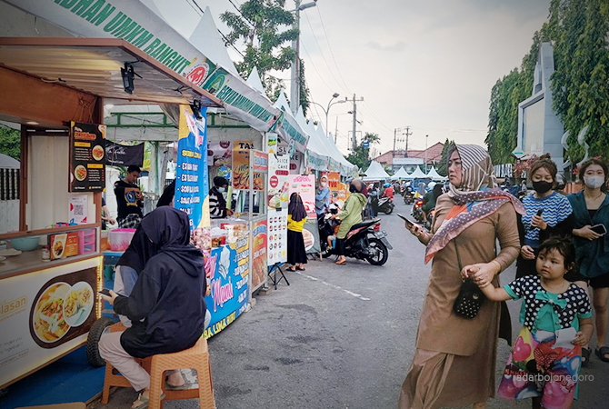 PRODUK LOKAL: Bazar Ramadan di Alun-Alun Blora. Para pelaku usaha diharapkan banyak mengajukan sertifikasi halal. (LUKMAN/RDR.BLORA)