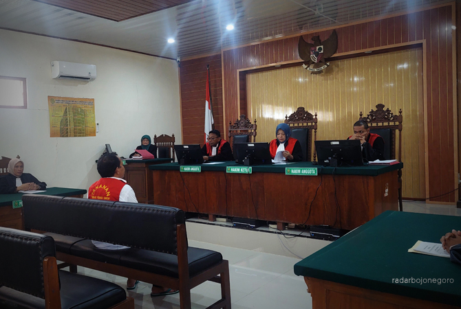 SISAKAN PUTUSAN: Hendro Irawan menjalani persidangan. (LUKMAN HAKIM/RDR.BLORA)