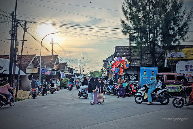 PACU EKONOMI: Keramaian pedagang dan warga berburu takjil di Perempatan Pasar Bungkal, Desa Sidobandung, Balen, kemarin sore. (WAHYU DHANI ALFIANSYAH/RDR.BJN)
