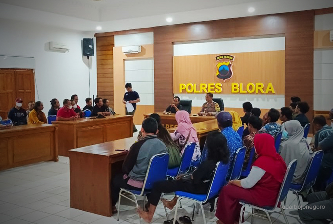 MEDIASI: Orang tua pemuda dihadirkan di Mapolres Blora mendapat pembinaan pasca ada 32 pemuda dibawa saat sweeping. (LUKMAN HAKIM/RDR.BLORA)