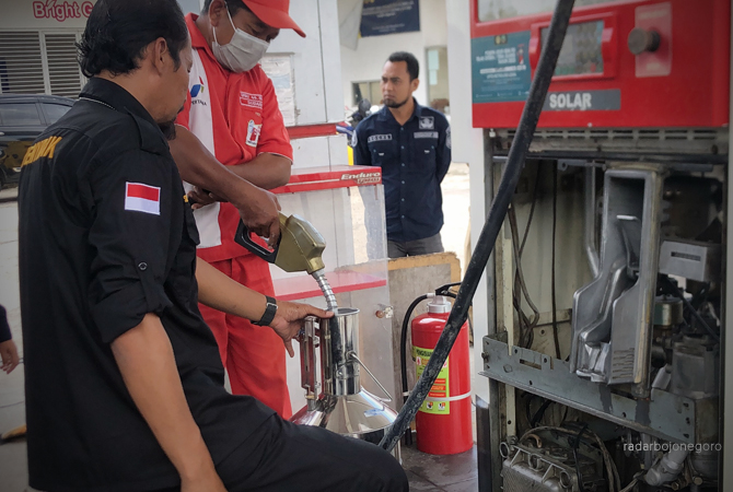 SIDAK: UPTD Metrologi Legal Dindagkop UKM Blora sidak di SPBU Bangkle mengecek takaran BBM. (RAHUL OSCARRA DUTA/RDR.BLORA)
