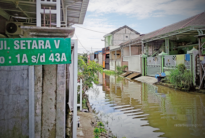 BUTUH PERHATIAN: Potret Jalan Setara V yang kerap terendam air usai diguyur hujan deras. (ANJAR DWI PRADIPTA/RDR.LMG)