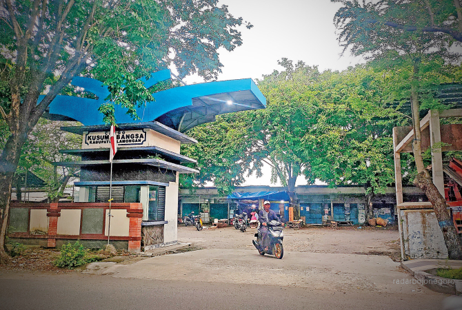 DITARGET RP 30 JUTA: Pintu masuk terminal barang Pasar Burung Lamongan. (RIKA RATMAWATI/RDR.LMG)