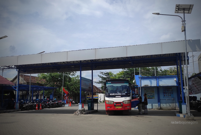 BERSIAP ARUS MUDIK: Terminal Padangan menjadi tumpuan penumpang di kawasan perbatasan barat Bojonegoro. (DHANI WAHYU ALFIANSYAH/RDR.BJN)