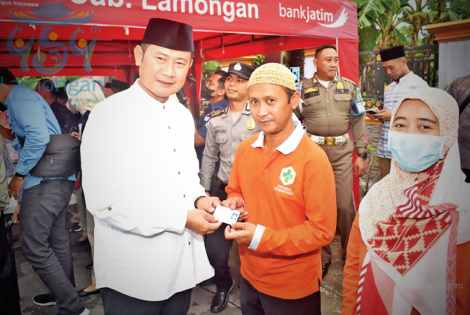 MENDEKATKAN PELAYANAN: Bupati Lamongan, Dr. H. Yuhronur Efendi, MBA memberikan E-KTP secara simbolis kepada pemohon saat safari Ramadan. (ISTIMEWA FOR RDR.LMG)
