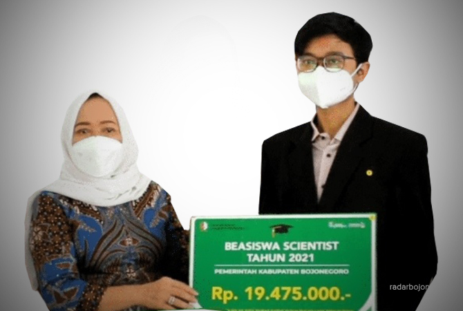PEDULI PENDIDIKAN: Bupati Anna Mu’awanah bersama mahasiswa penerima beasiswa scientist. (ISTIMEWA FOR RDR.BJN)