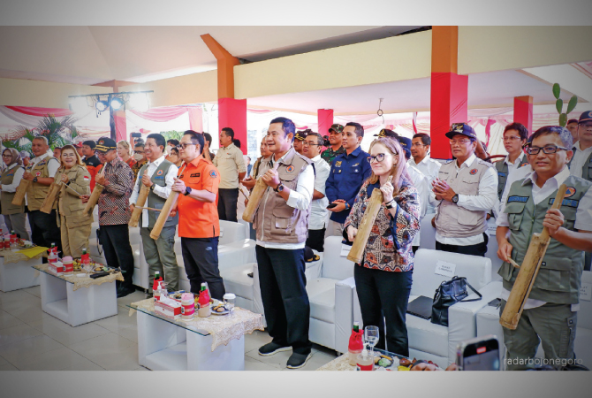 PUKUL KENTONGAN: Menteri Koordinator Bidang Pembangunan Manusia dan Kebudayaan RI Prof Dr Muhadjir Effendy, M.AP, Kepala BNPB Letjen TNI Suharyanto, anggota DPR RI Ina Ammania, Sekdaprov Jawa Timur Adhi Karyono, Bupati Lamongan Dr Yuhronur Efendi MBA pada