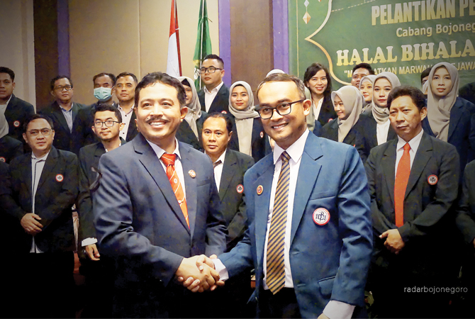 SELAMAT: Serah terima jabatan ketua IDI Cabang Bojonegoro dari dr Askan SpOG ke dr Pramono Apriawan W, MKM (Masa Bakti 2023-2026). (ISTIMEWA FOR RDR.BJN)