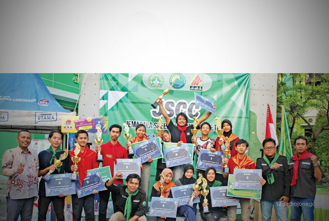 PENGHARGAAN: Pemberian piala dan penghargaan oleh Pembina UKM Jemapala Unisla, Dr. Sugeng Dwi Hartantyo, ST., MT. (AHMAD ASIP/RDR.LMG)