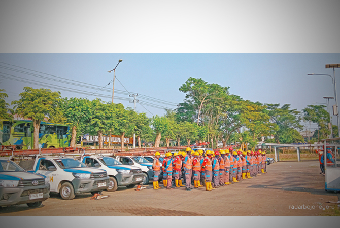 ANDAL: Sebanyak 64 personil PLN diturunkan dalam kegiatan Godehpelu. Gelaran tersebut sebagai upaya pemeliharaan dan pengamanan aset kelistrikan. (ISTIMEWA FOR RDR.BJN)