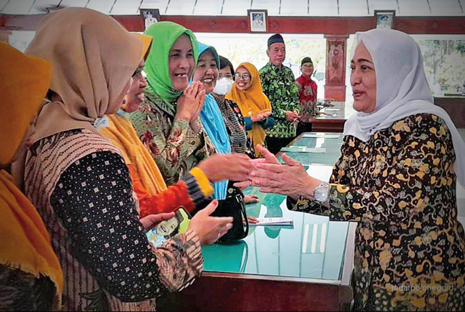 RAMAH: Bupati Anna Mu’awanah menyapa pensiunan PNS setelah acara penyerahan SK pensiun kemarin. (DEWI SAFITRI/RDR.BJN)