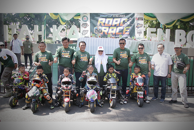 SEMANGAT: Bupati Anna Mu’awanah foto bersama racing cilik di arena road race Dandim 0813 Cup di Alun-Alun Bojonegoro kemarin (14/5). (ISTIMEWA FOR RDR.BJN)
