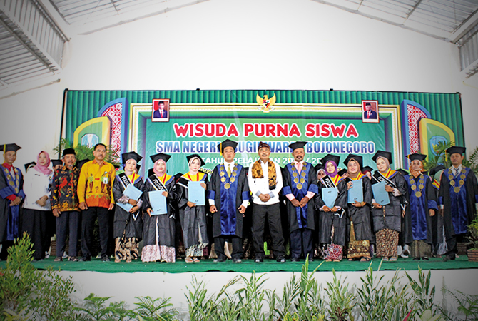 RAIH PRESTASI: Kacabdindik Adi Prayitno, S.Pd., M.M. bersama Kepala SMAN 1 Sugihwaras Susanto, M. Pd. foto bareng dengan siswa yang lolos hasil SNBP 2023. (IVAN DWI CHISTIANTO/RDR.BJN)