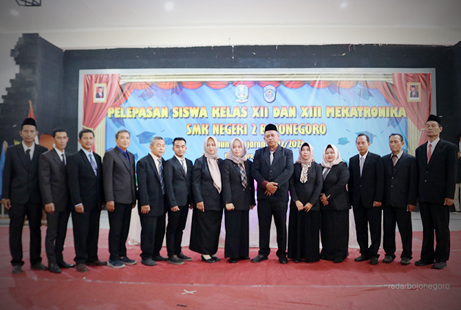 INOVASI: Kepala dan guru SMKN 2 Bojonegoro berikan program BMW pada siswa. Tentu agar melahirkan siswa berkompeten dan berdaya saing. (ISTIMEWA FOR RDR.BJN)