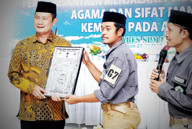 BERSINERGI: Direktur Yayasan Ponpes SPMAA, Gus H. Ashabun Naim, SE, menyerahkan salinan manuskrip kepada Bupati Yes saat bedah manuskrip dan seminar pendidikan, Sabtu (27/5). (ISTIMEWA FOR RDR.LMG)