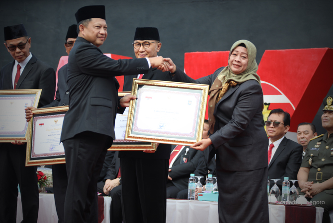 MEMBANGGAKAN: Staf Ahli Bupati Bidang Kemasyarakatan dan SDM Kabupaten Bojonegoro, Elzadeba Agustina mewakili Bupati Anna Mu’awanah menerima penghargaan dari Mendagri Muhammad Tito Karnavian di acara peringatan Hari Otoda XXVII 2023 di Makassar, Sabtu (29