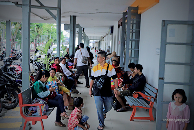 MENANTI KERETA: Penumpang duduk di Stasiun Bojonegoro saat mudik. Arus balik terjadi kemarin. (EKA FITRIA MELLINIA/RDR.BJN)