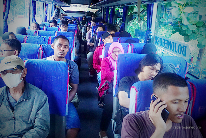 ARUS BALIK: Penumpang bus di Terminal Rajekwesi. Bus jurusan Bungurasih Surabaya rerata penuh. (YUAN EDO/RDR.BJN)