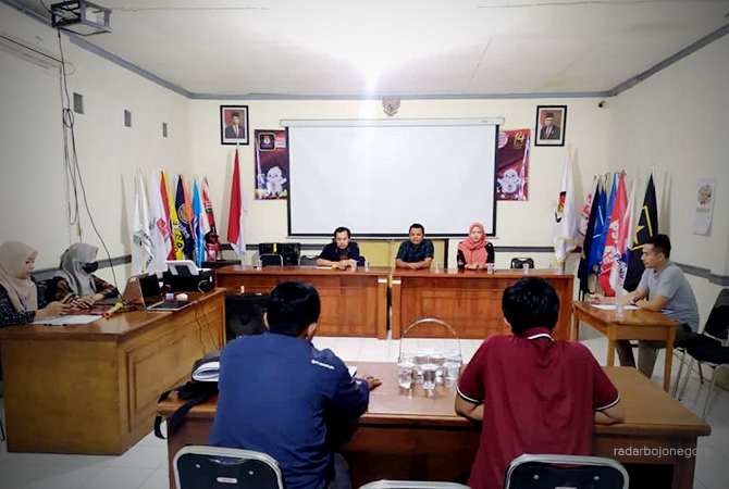 RAPAT: KPU dan Bawaslu Blora saat rapat membahas perbaikan dan penambahan bacaleg. (RAHUL OSCARRA DUTA/RDR.BLORA)