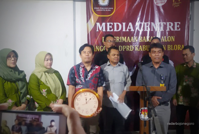 Sah: KPUK dan Bawaslu Blora menyampaikan hasil akhir tahapan pengajuan bacaleg. (ISTIMEWA FOR RDR.BLORA)
