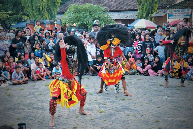 PENTAS BUDAYA: Usai Lebaran, masyarakat Cepu dihibur dengan seni barongan Senin (1/5). Pentas di Taman Tuk Buntung menjadi hiburan warga. (LUKMAN HAKIM/RDR.BLORA)