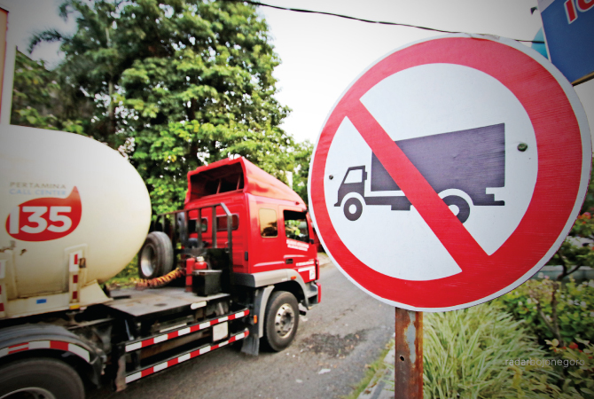 PEMBATASAN: Rambu yang dipasang untuk pembatasan kendaraan berat yang melintas. (ANJAR DWI PRADIPTA/RDR.LMG)