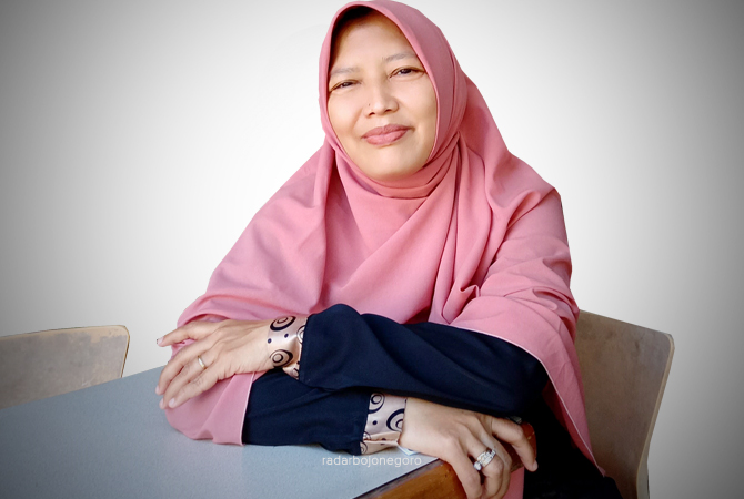 PENGALAMAN: Siti Umi Rohmatin santai di rumahnya usai menjelaskan persiapan haji. (YANA DWI KURNIYA WATI/RDR.BJN)