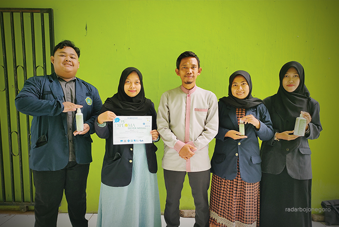 BAKAL DIKEMBANGKAN: Pihak fakultas teknik unisla bakal melakukan uji klinis terhadap sabun herbal eceng gondok, buah karya mahasiswa-mahasiswi fakultas teknik Unisla. (AHMAD ASIP/RDR.LMG)