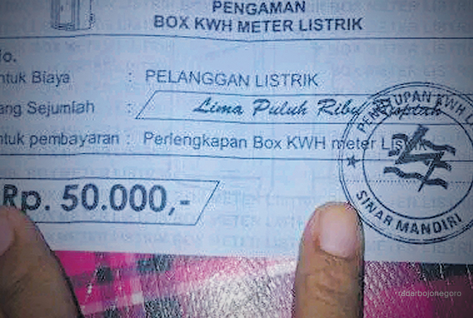 MODUS: Pelaku menyodorkan kwitansi saat mendatangi warga untuk membeli tutup box kwh. (ISTIMEWA FOR RDR.BJN)