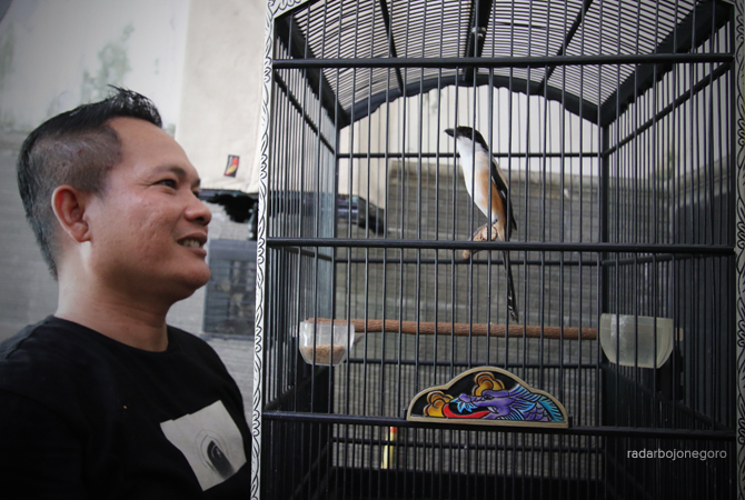 TELATEN: Sony Alfeno saat mengajak bermain salah satu burung cendet kesayangannya. (ANJAR DWI PRADIPTA/RDR.LMG)