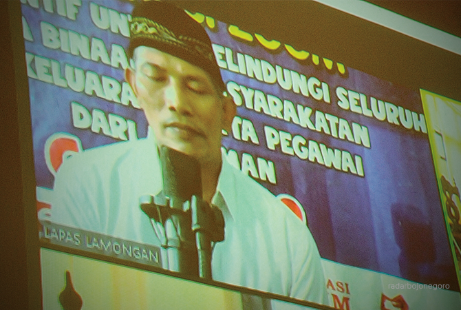 PIKIR-PIKIR: Khoirul Iksan, 47, seorang nelayan berdomisili di Kelurahan/ Kecamatan Brondong saat menjalani sidang online di Pengadilan Negeri Lamongan, kemarin (17/5). (ISTIMEWA FOR RDR.LMG)