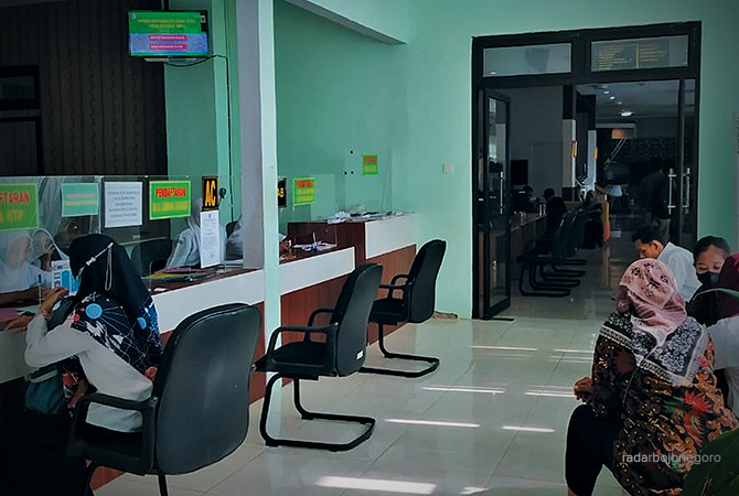 URUS ADMINISTRASI: Pemohon mengurus dokumen kependudukan di MPP. (YANA DWI KURNIYA WATI/RDR.BJN)