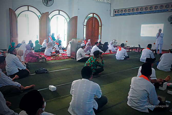 PERSIAPAN: Beberapa CJH manasik di salah satu KBIH. Hingga kemarin, ada 217 CJH belum pelunasan. (YUAN EDO/RDR.BJN)