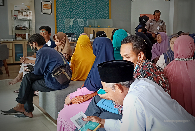 MENDADAK: Para CJH menunggu antrean pelunasan di BSI Bojonegoro. CJH antre hingga kemarin sore. (KHORIJ ZAENAL A/RDR.BJN)