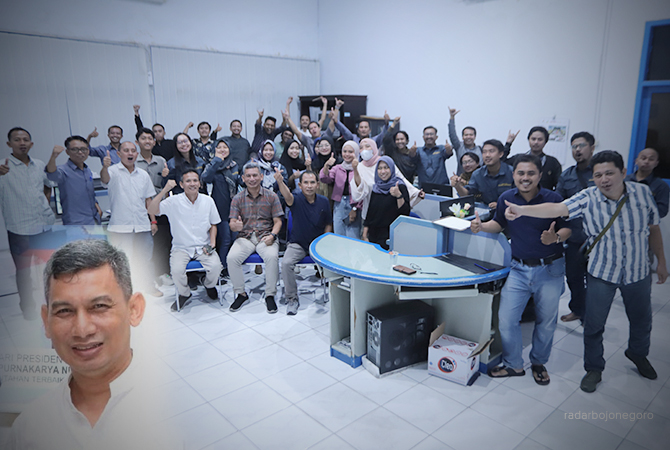 SEMANGAT BARU: Para karyawan berfoto bersama dengan Direktur JPR Marsudi Nurwahid, Wakil Direktur JPR Baehaqi, Direktur Radar Bojonegoro Bachtiar Febrianto, kemarin petang. Semua kompak bersinergi memberi layanan informasi dan komunikasi para mitra kerja.