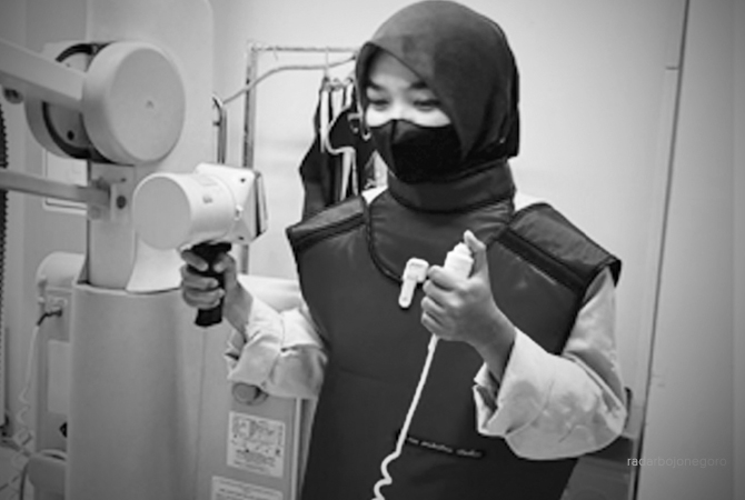 PRAKTIKUM: Reninda Frdhea Dewi Syafana mahasiswa D-IV Teknologi Radiologi Pencitraan berada di laboratorium radiologi Rumah Sakit Khusus Infeksi Universitas Airlangga. (ISTIMEWA FOR RDR.BJN)