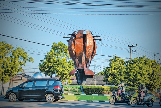 IKON KOTA: Pengendara melintas di Bundaran Jetak. Bundaran ini akses menuju jalur-jalur utama. Rencana akan dibangun flyover Jetak. Namun, belum ada kepastian titik lahannya. (DHANI WAHYU ALFIANSYAH/RDR.BJN)