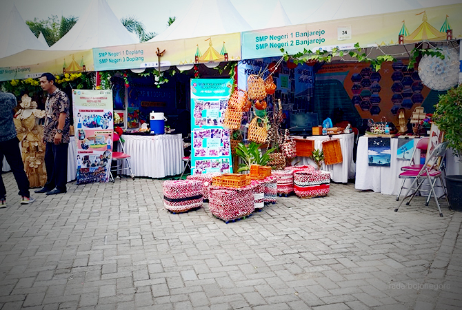 MERIAH: Pameran peserta didik mulai dikunjungi masyarakat. Setiap sekolah turut meramaikan giat itu. (RAHUL OSCARRA DUTA/RDR.BLORA)