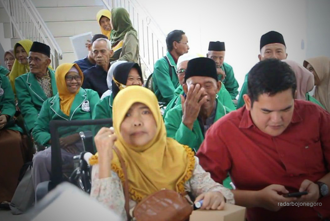 TAHAP PELUNASAN: CJH antre melunasi bipih. Kantor Kemenag Blora memastikan ada 55 CJH gagal berangkat. (LUKMAN HAKIM/RDR.BJN)