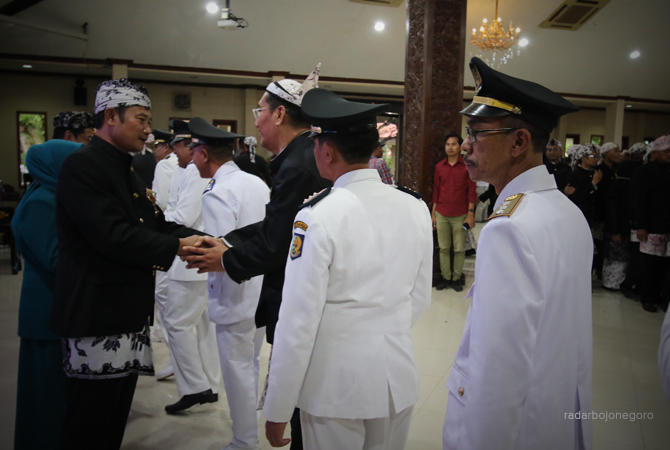 SALAMI PEJABAT YANG DILANTIK: Bupati Lamongan Yuhronur Efendi memberikan ucapan selamat dan motivasi kepada ASN yang dilantik. (ANJAR DWI PRADIPTA/RDR.LMG)