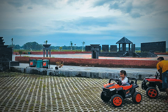 DIKONSEP WISATA SEJARAH: Seorang anak bermain mobil-mobilan di Alun-Alun Jipang, Kecamatan Cepu. Pemdes Jipang juga sediakan stan pedagang dari warga setempat. (LUKMAN HAKIM/RDR.BLORA)