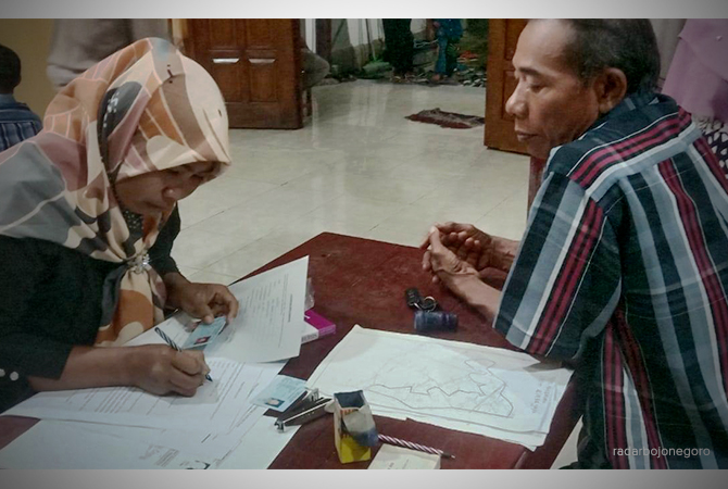 PETANI HUTAN: Panitia pendataan melayani petani mengajukan perhutanan sosial. (LUKMAN HAKIM/RDR.BLORA)